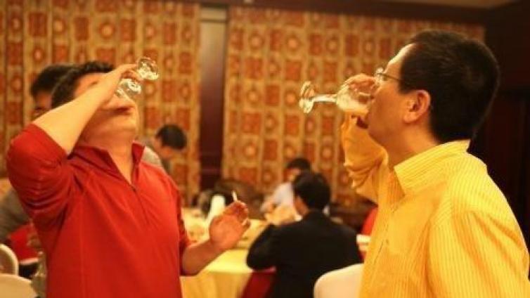 【最智慧商学院】厦门国际银行引爆“畸形酒桌文化”话题 筹备上市十多年无果