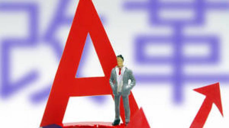 【最智慧商学院】董事长曾抛“赌博论” 千山退只剩最后1个交易日 机构出逃却仍有游资买进