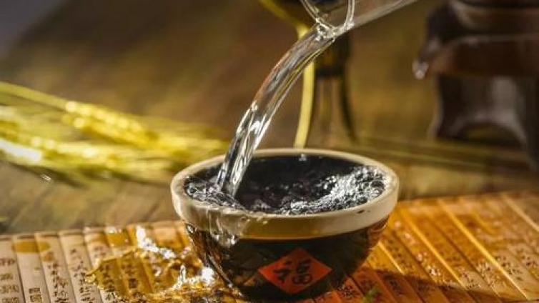 【最智慧商学院】“谁有货谁是爸爸”！白酒市场一“酱”难求，茅台系最疯狂！迎宾酒疯涨85%，专家发出警告……