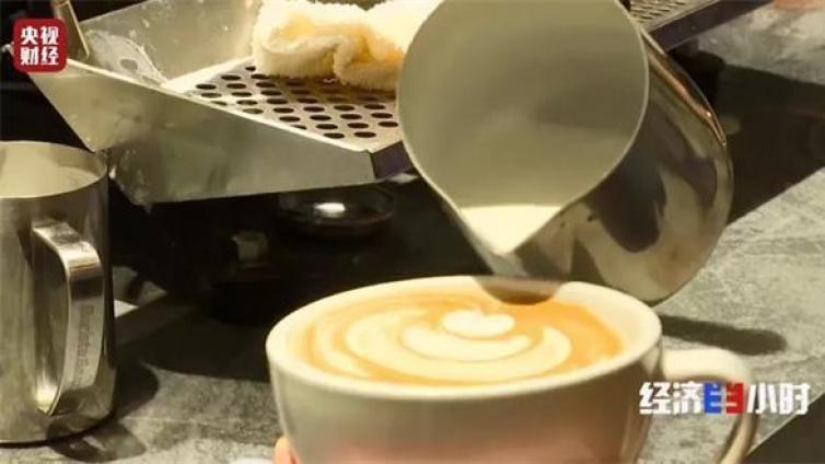 【最智慧商学院】太火爆！枸杞拿铁、山楂陈皮美式 同仁堂跨界卖“中药”咖啡 爆款日销上千杯